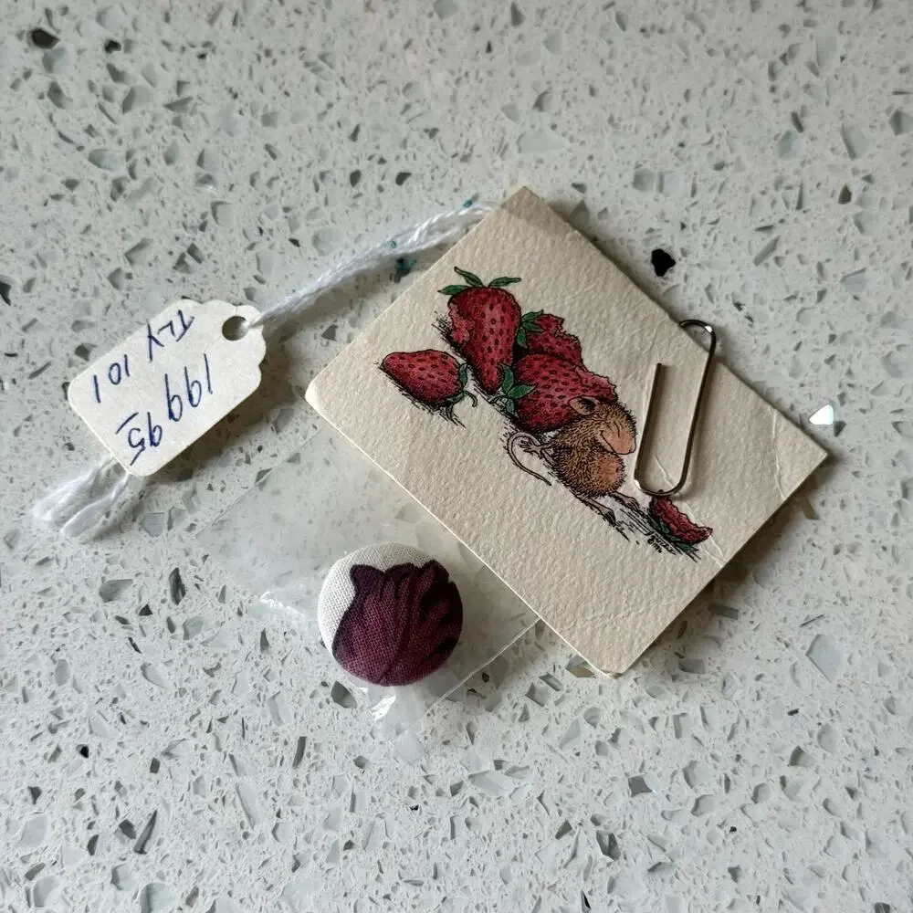 Vintage 1980s NEW on card House Mouse Designs White Floral Shank Button
